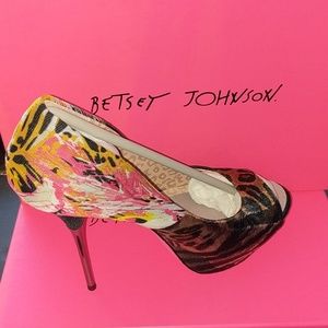 Betsey Johnson Trainnn Black Multi